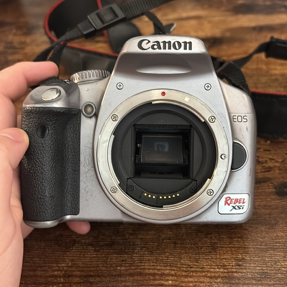 Canon Rebel XSI Camera and 67mm Zoom Lens - Picture 3 of 10